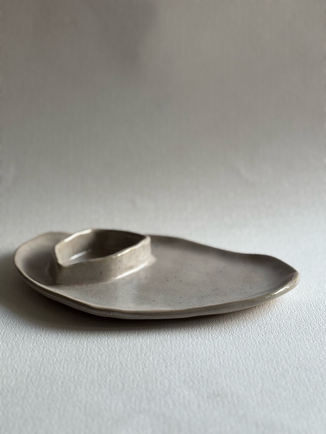 adi-sandal-stoneware-sunum-tabagi-gri