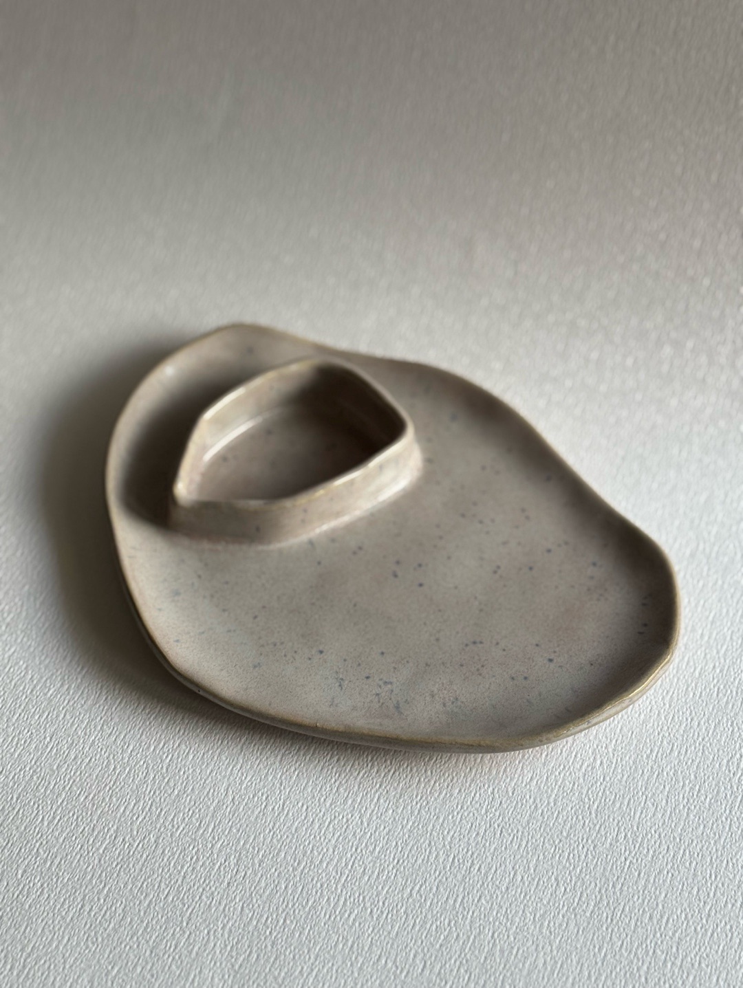 adi-sandal-stoneware-sunum-tabagi-gri