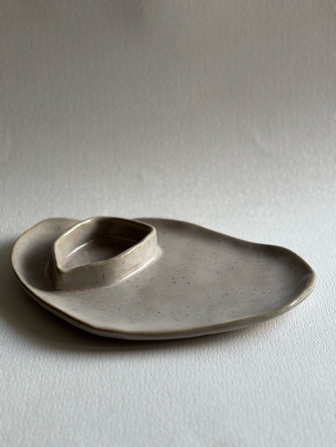 adi-sandal-stoneware-sunum-tabagi-gri
