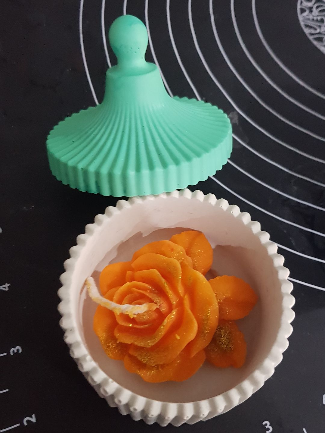 kapakli-tas-tozundaki-mum-gul-motifli-cok-renkli