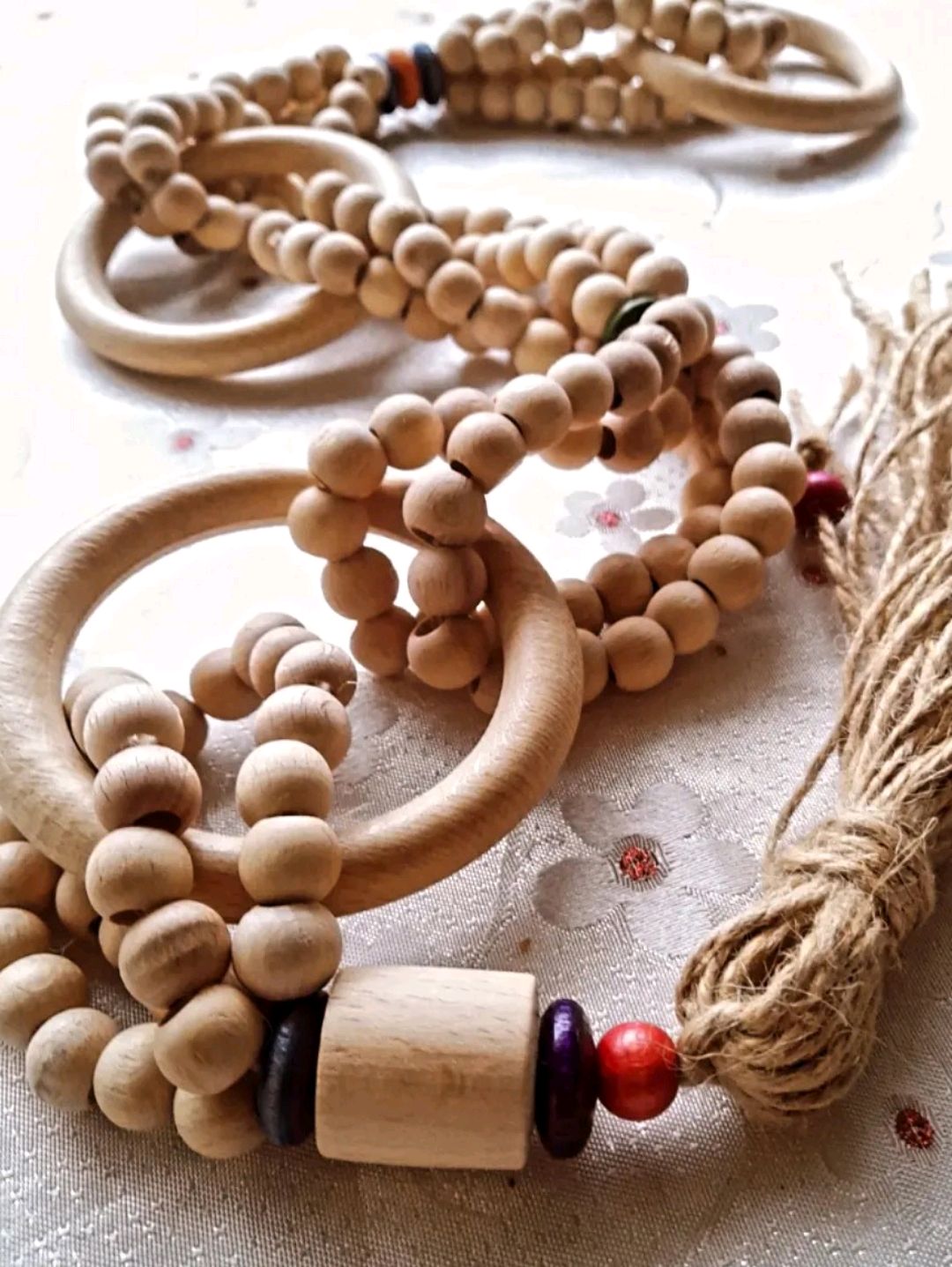 ahsap-boncuk-ve-puskullu-dekoratif-masa-kolyesi-cok-renkli
