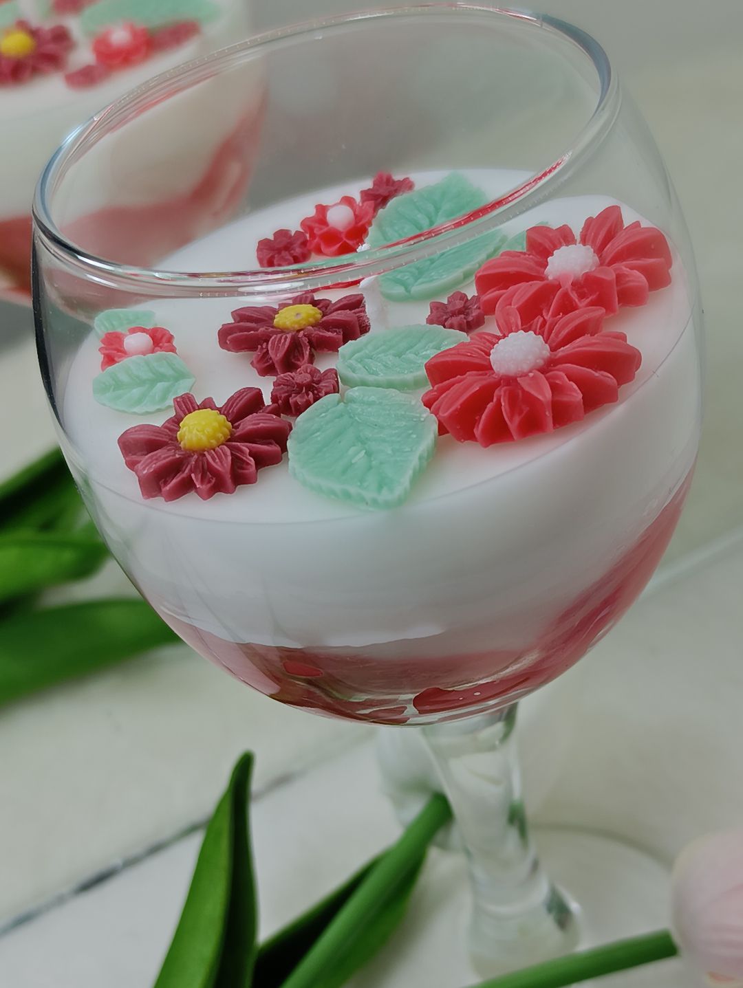 kadehte-cicekli-mum-cok-renkli