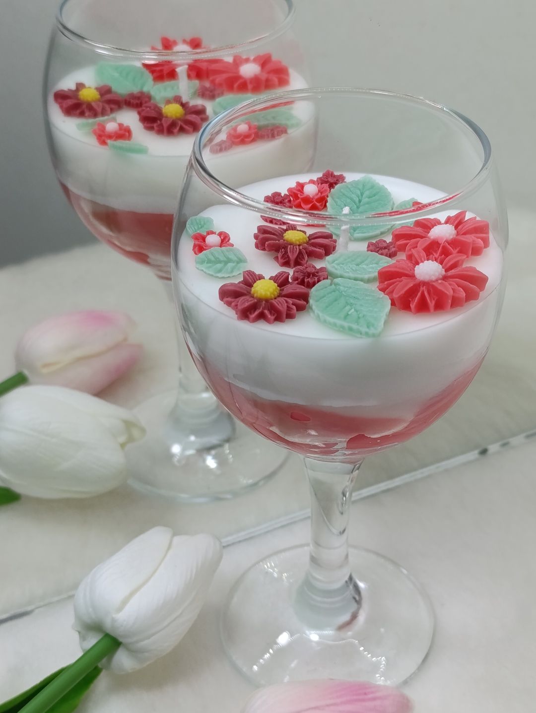 kadehte-cicekli-mum-cok-renkli