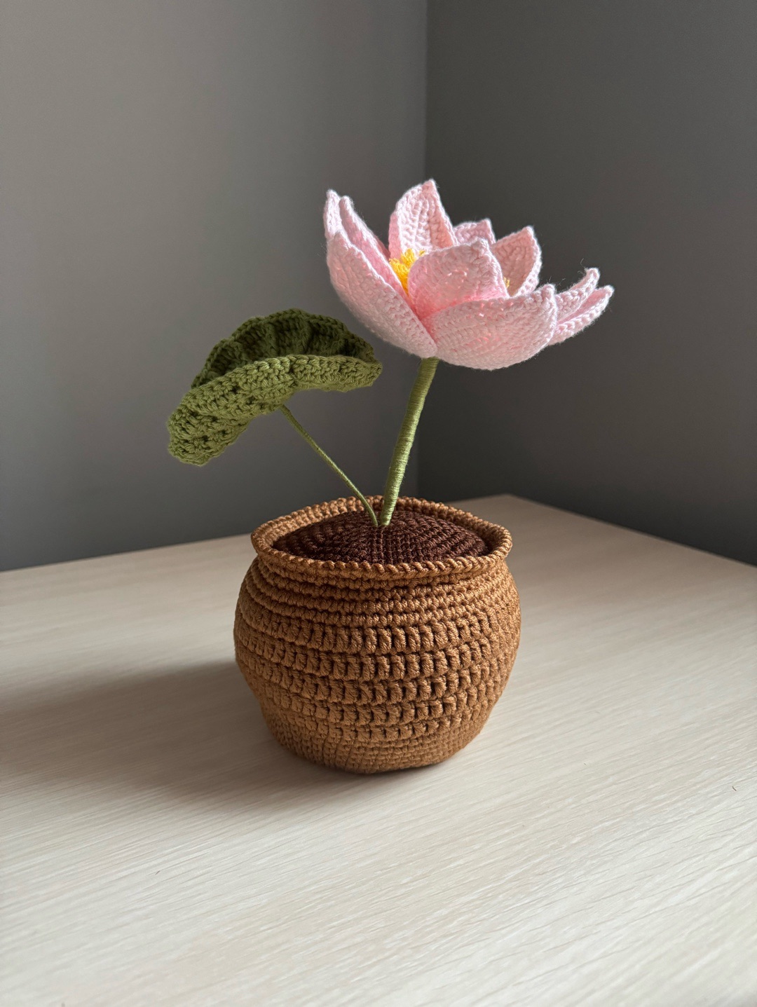 orgu-saksida-dev-lotus-pastel-pembe