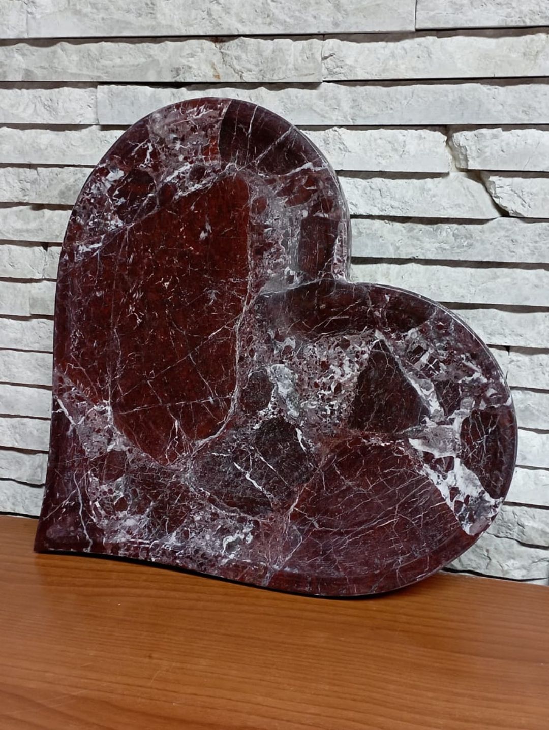 sevgililer-gunune-ozel-kalp-sekilli-mermer-tepsi-bordo