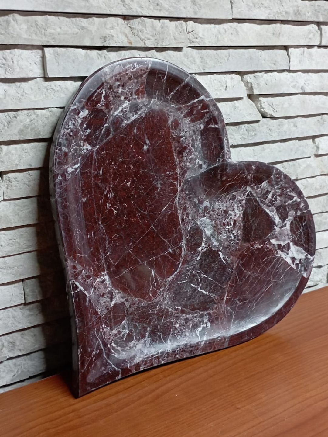 sevgililer-gunune-ozel-kalp-sekilli-mermer-tepsi-bordo