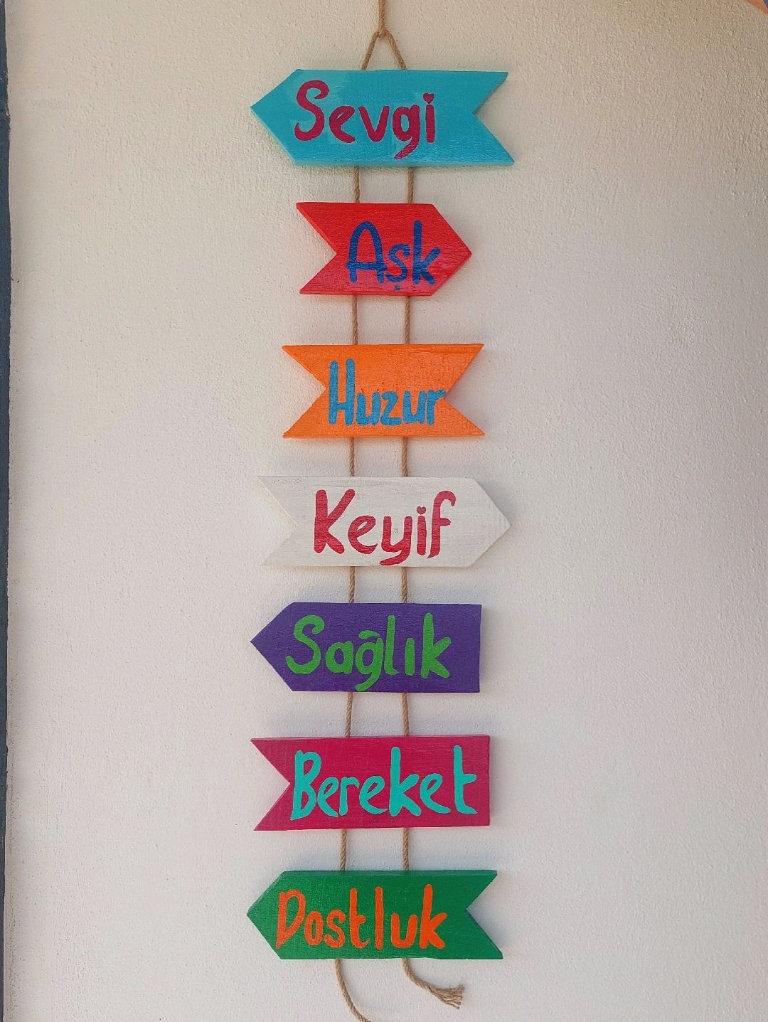 yon-oklari-yon-tabelasi-cok-renkli