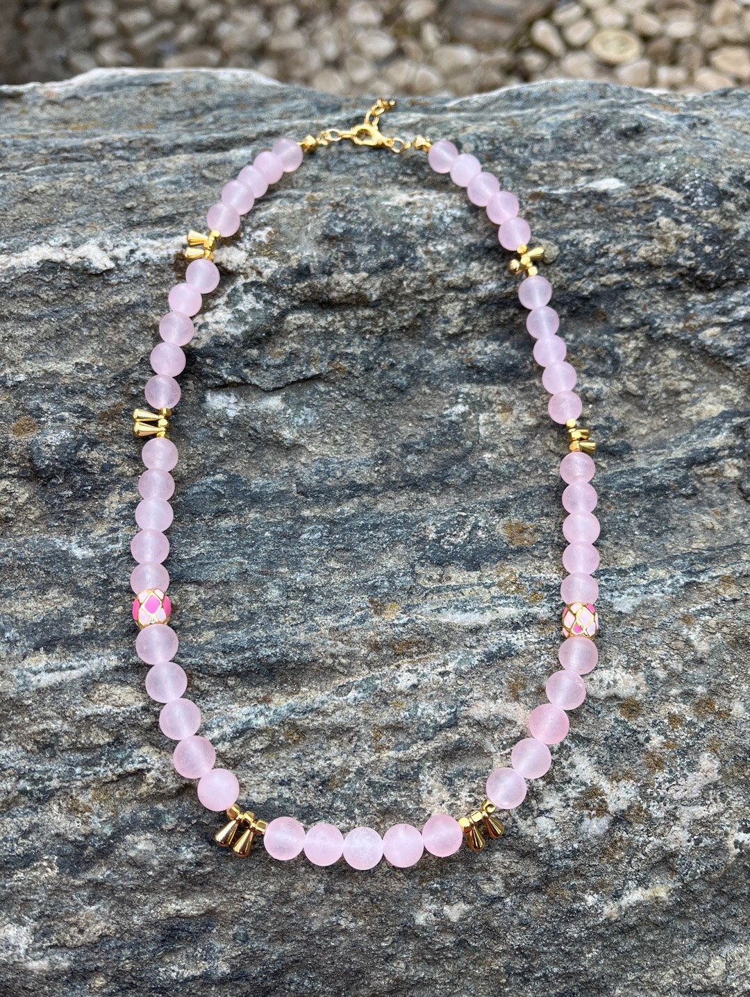 pembe-mat-kuvars-kolye-pembe