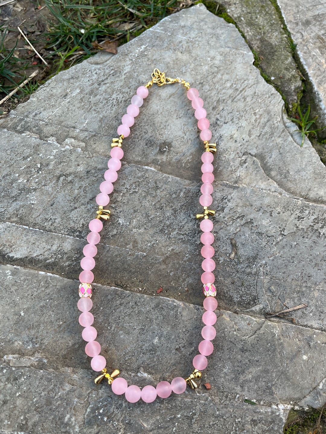pembe-mat-kuvars-kolye-pembe