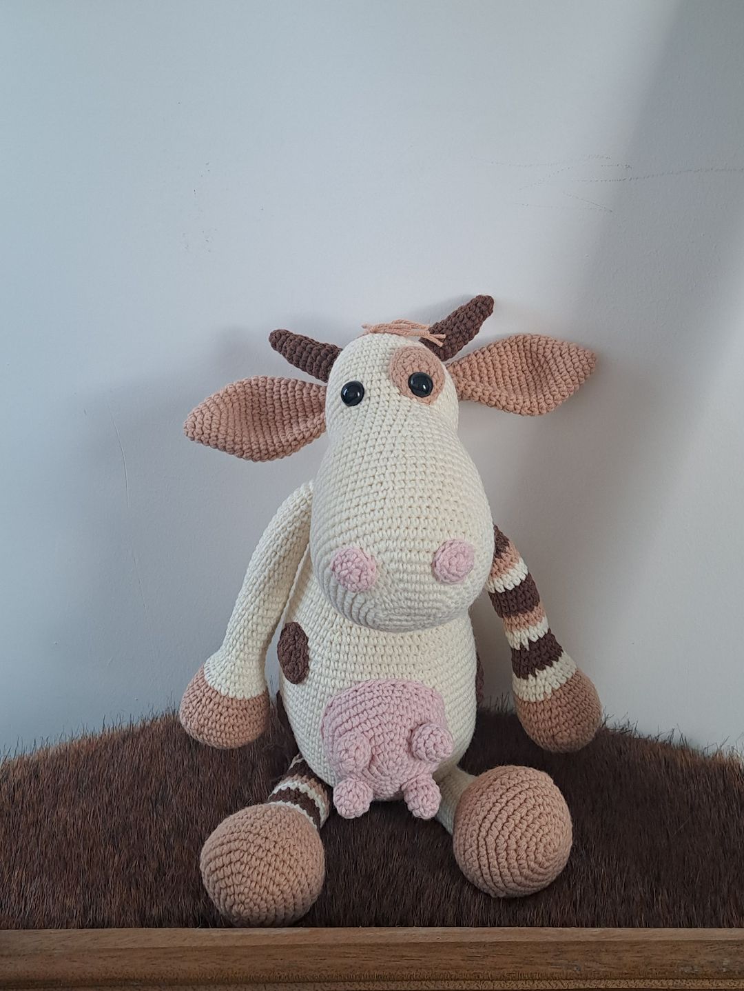 inek-amigurumi-oyuncak-uyku-arkadasi-krem-rengi