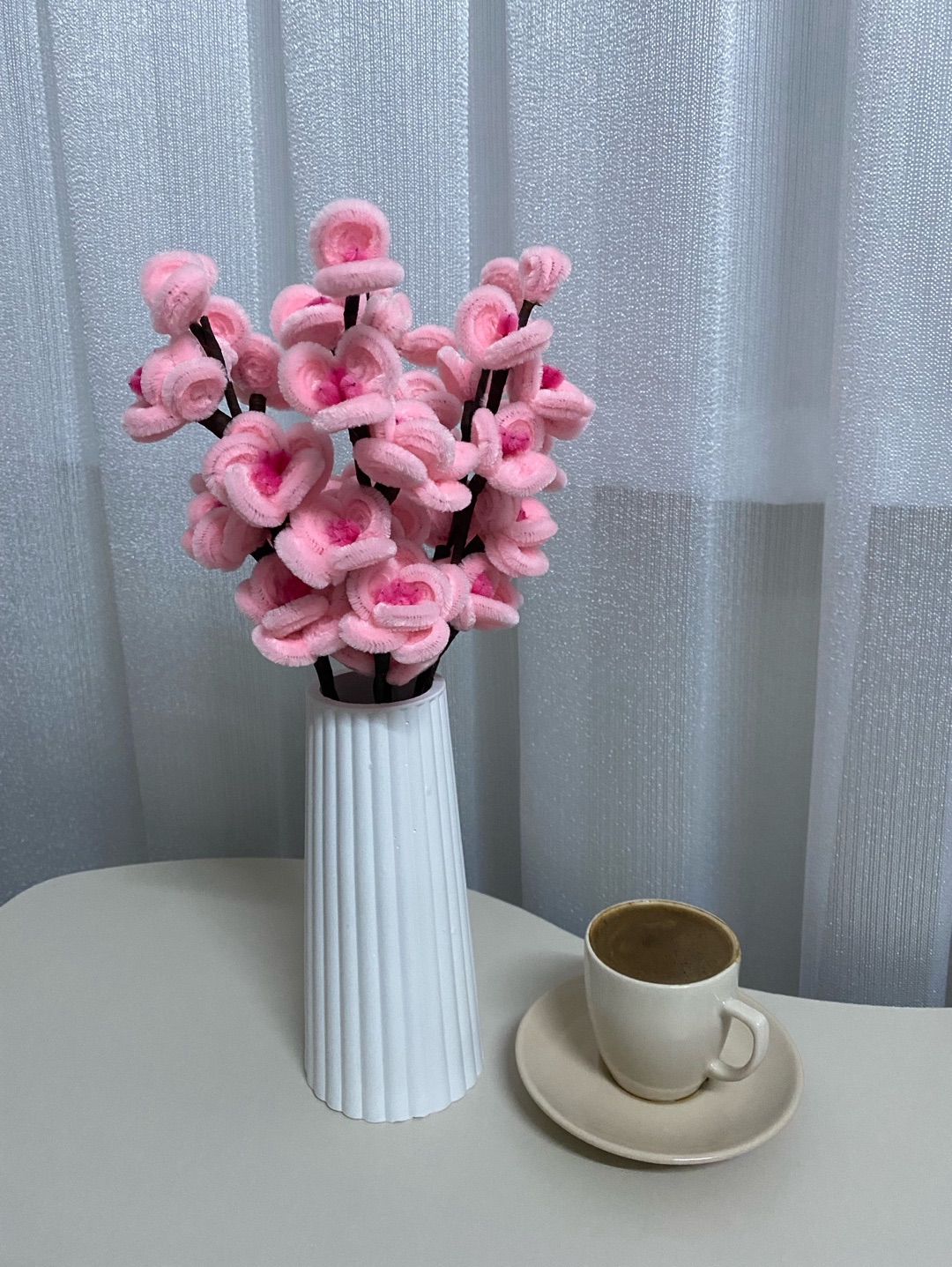 beyaz-zarif-vazoda-seftali-cicegi-pastel-pembe
