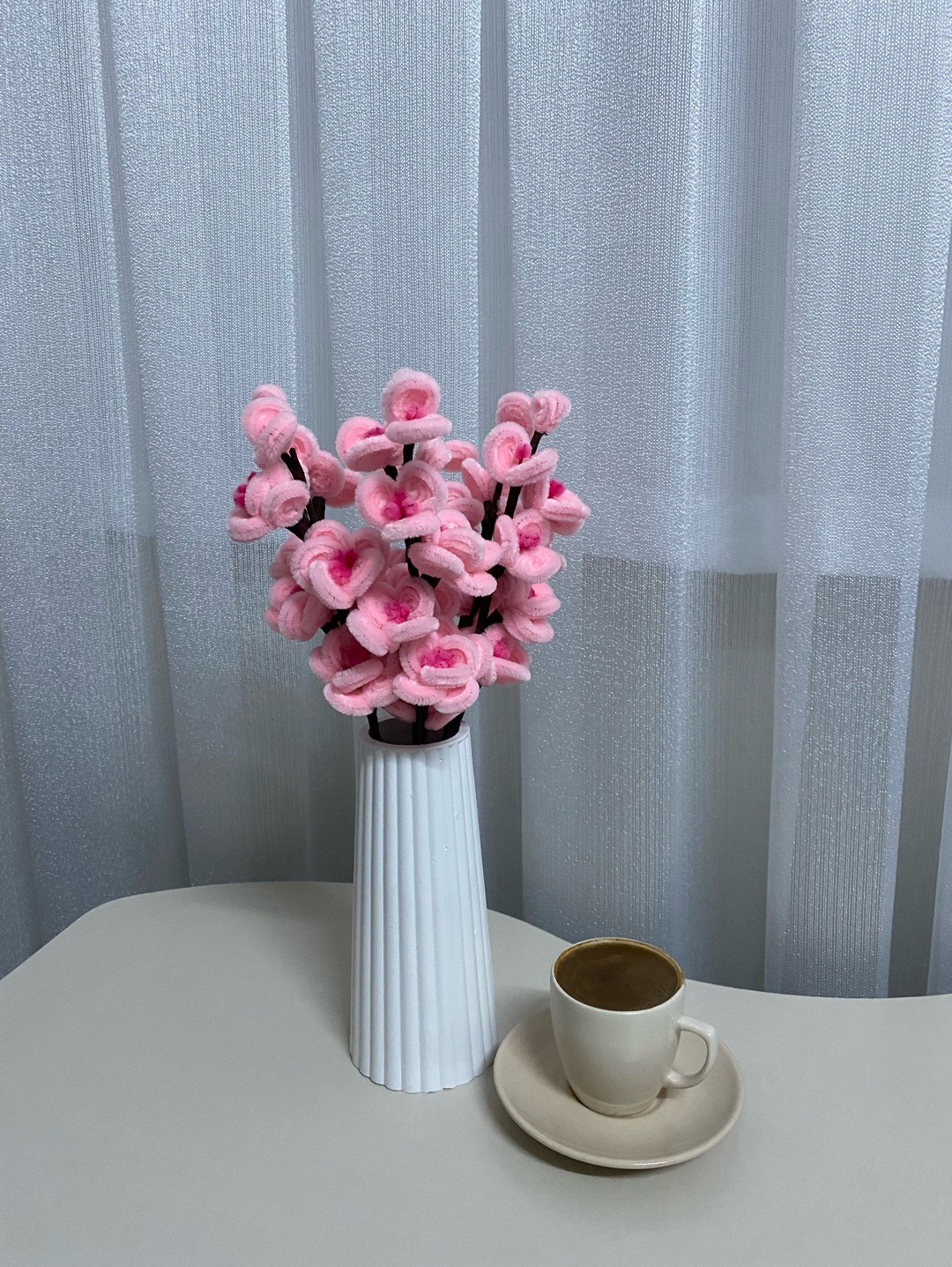 beyaz-zarif-vazoda-seftali-cicegi-pastel-pembe