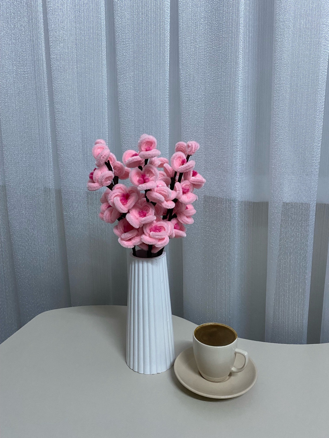 beyaz-zarif-vazoda-seftali-cicegi-pastel-pembe
