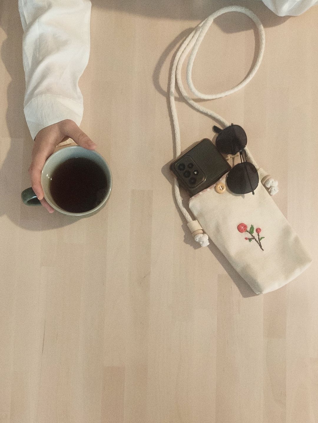 desen-4-telefon-cantasi-bej