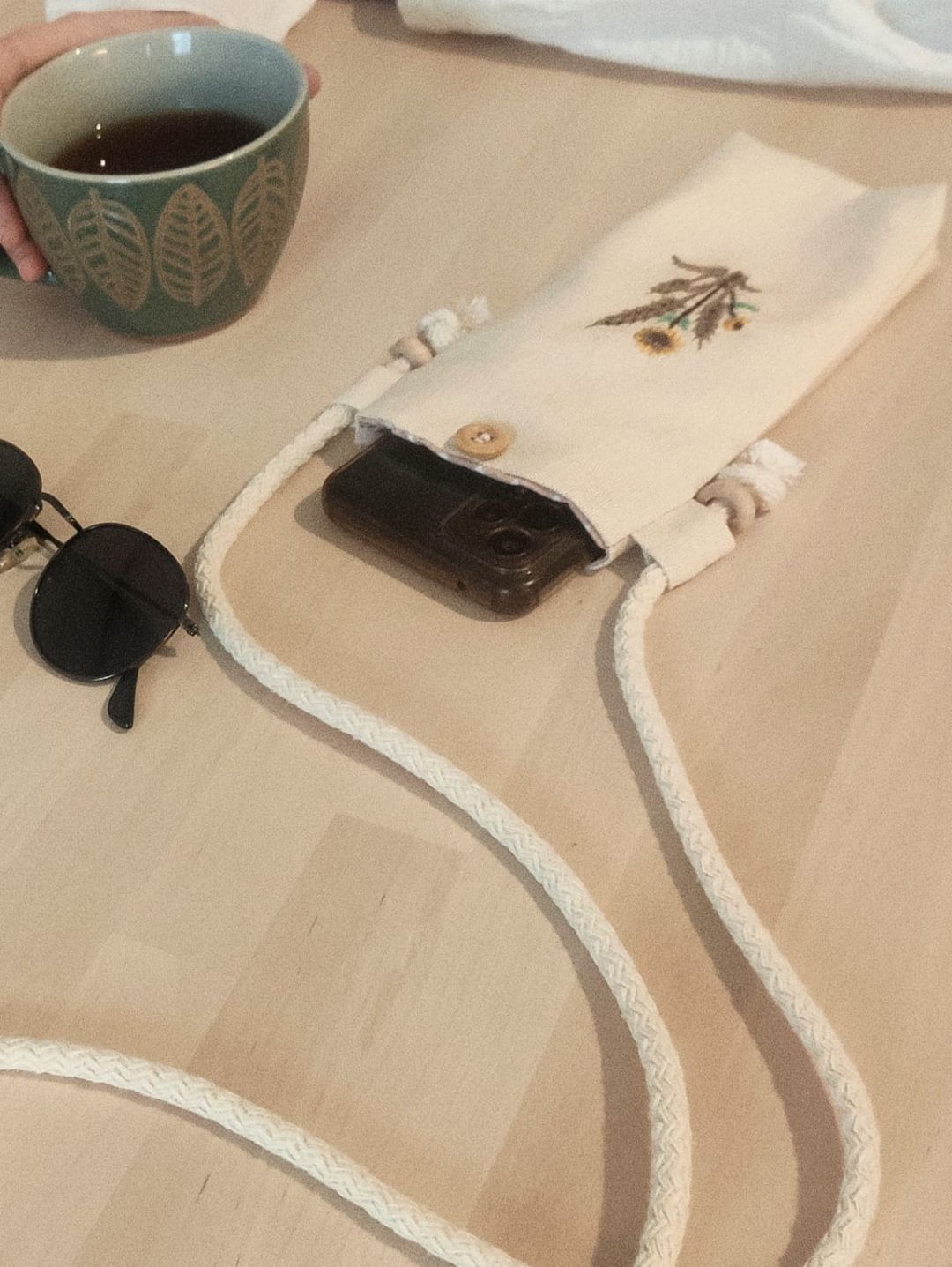 desen-2-telefon-cantasi-bej