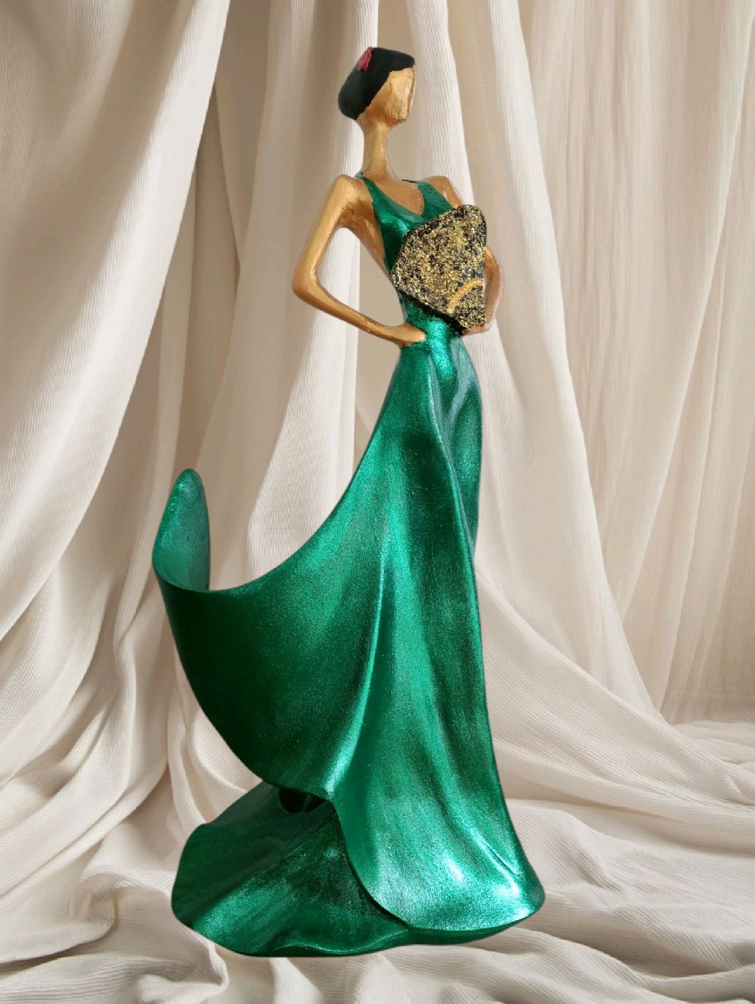 ev-dekorasyon-siselik-saraplik-gold-yesil-sise-tutan-kiz-yesil
