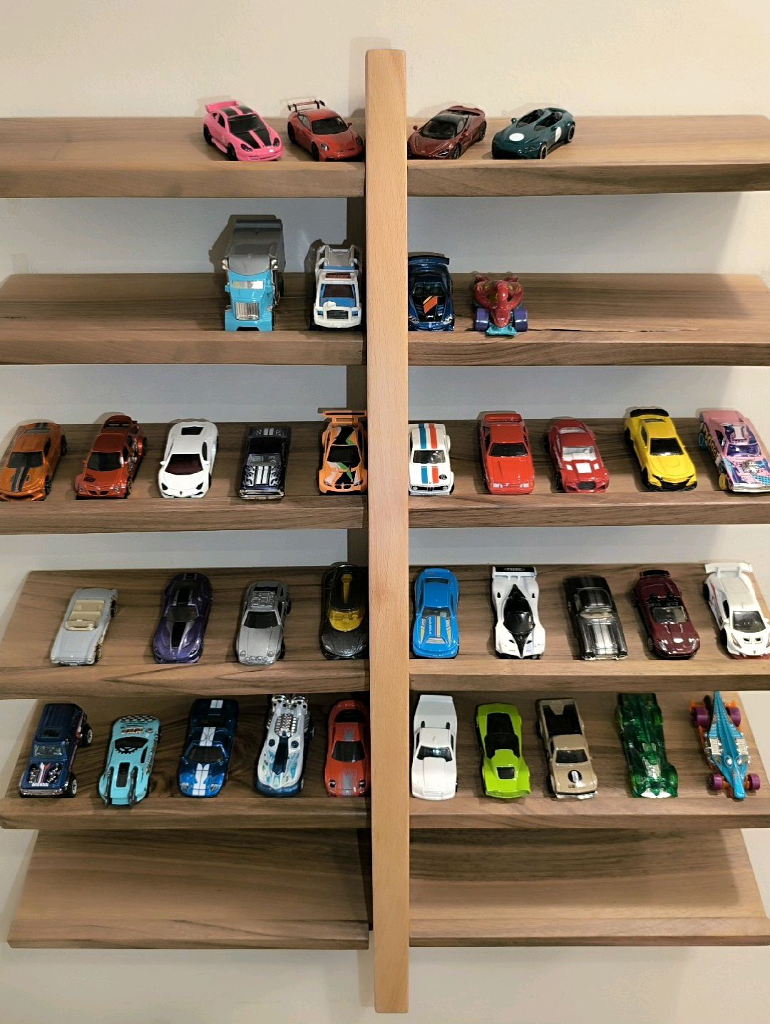hot-wheels-sergileme-duvar-rafi