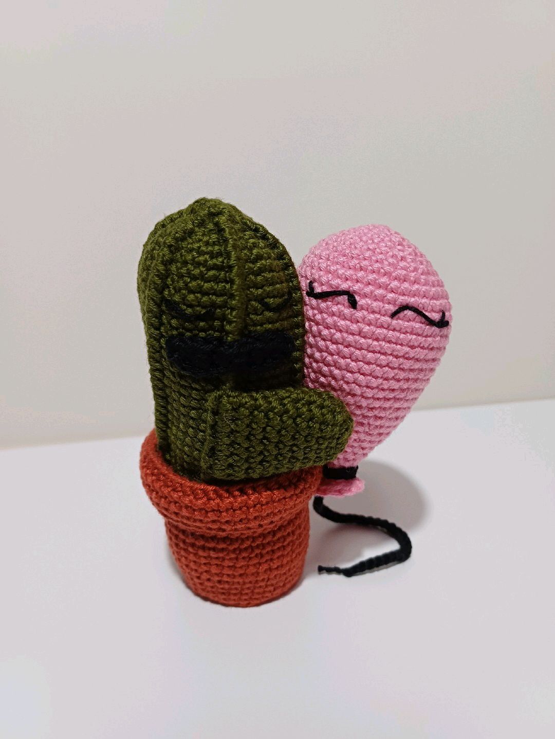 kaktus-ve-pembe-balon-cok-renkli