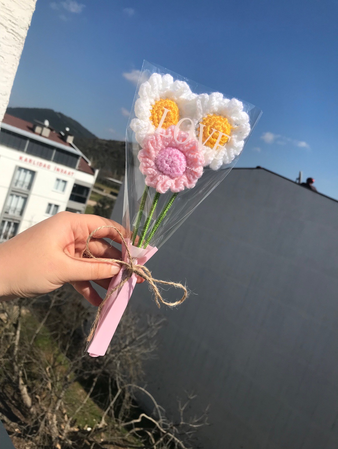 orgu-cicek-papatya-buketi-pembe-beyaz-papatya-kadinlar-gunu-beyaz