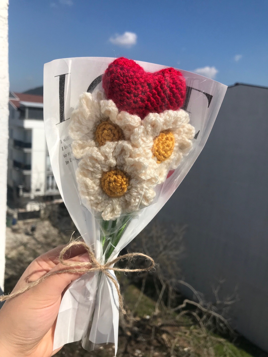 orgu-cicek-papatya-kalp-buketi-anneler-gunu-beyaz