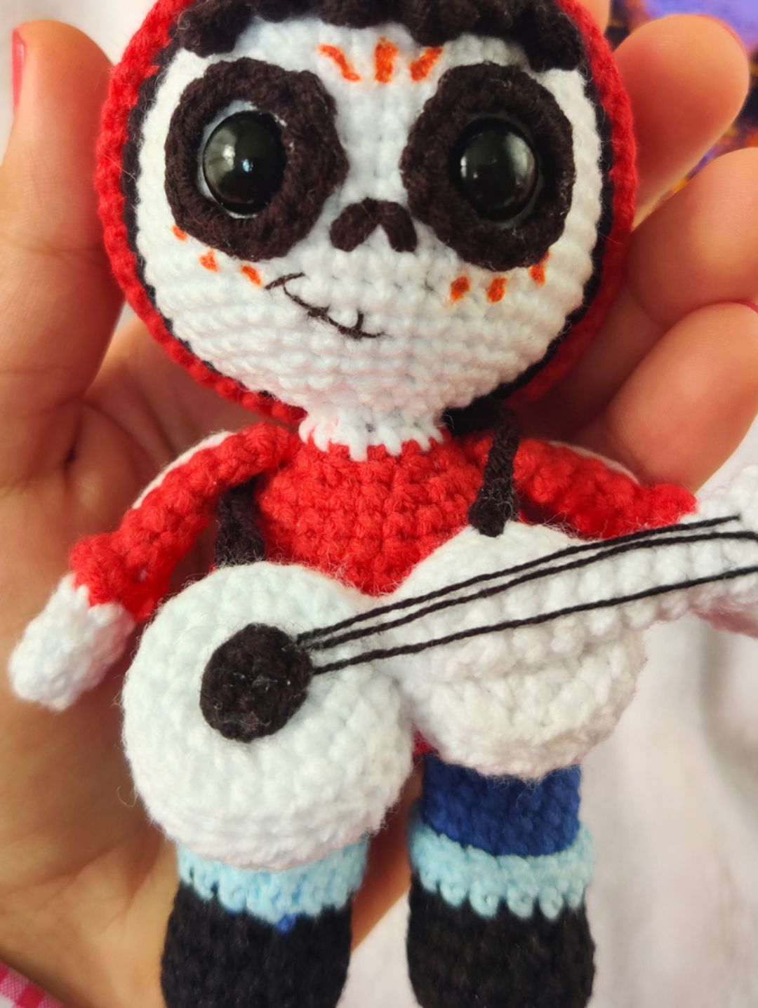 coco-miguel-karakter-amigurumi-oyuncak-kirmizi