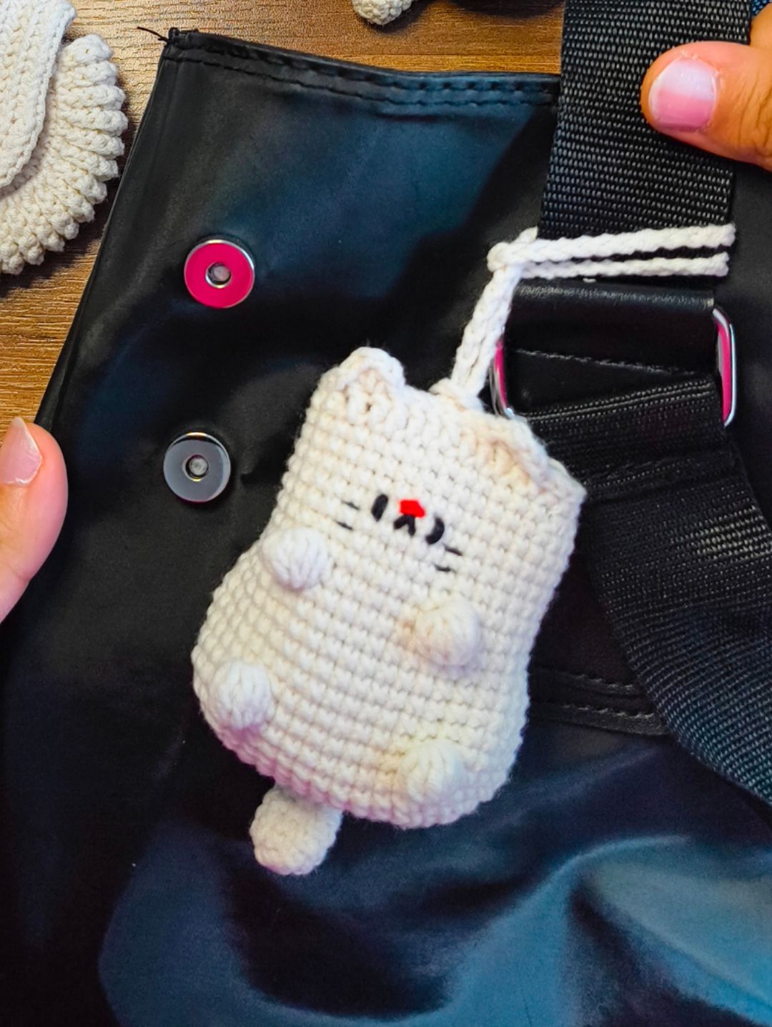 kedi-airpods-kilifi-krem-rengi