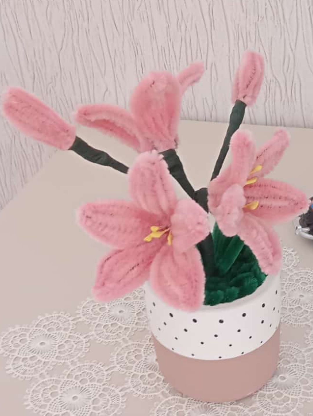 solmayan-dekoratif-mini-saksili-sonil-el-orgusu-cicek-pembe