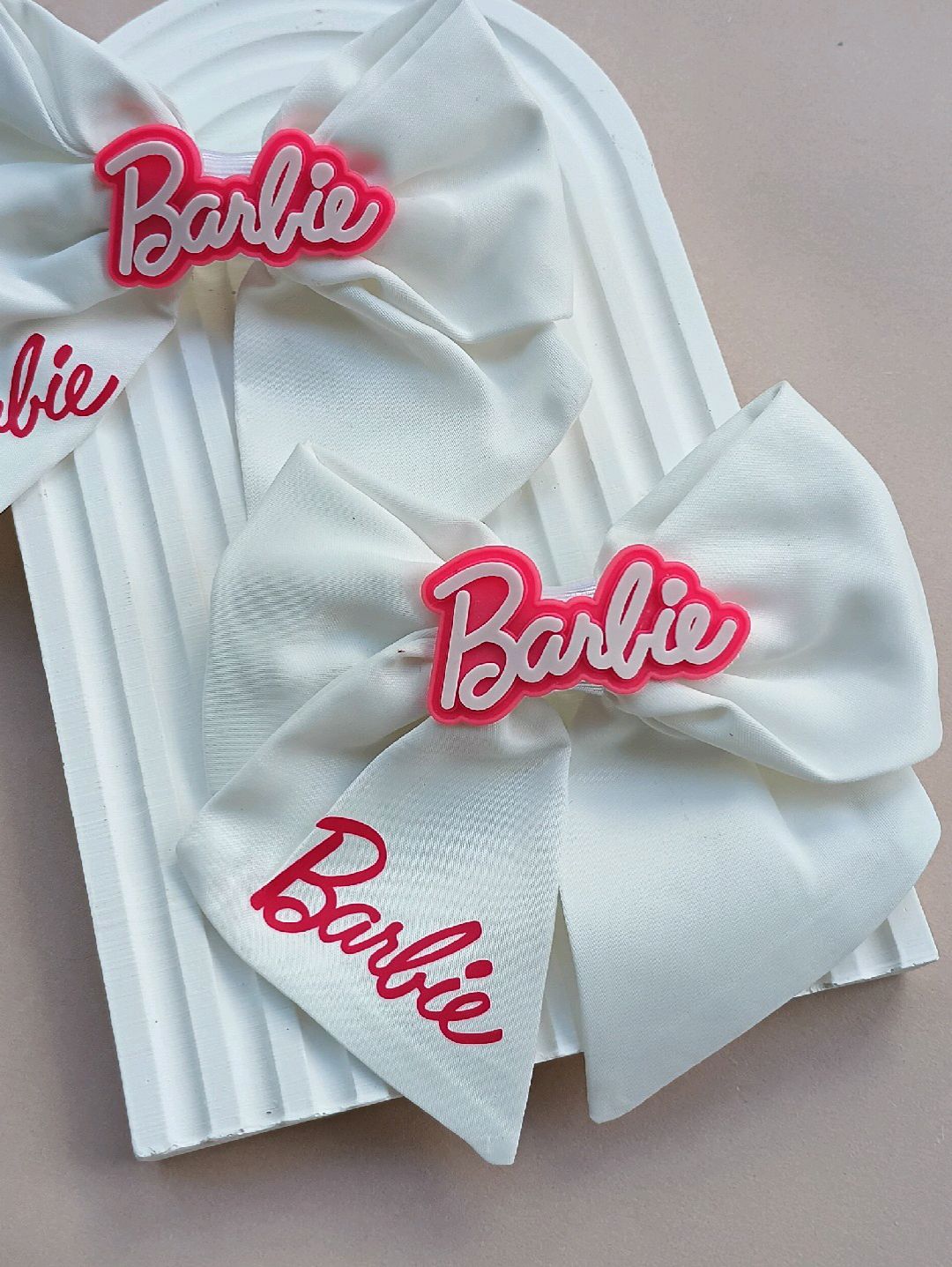barbie-baski-saten-fiyonk-toka-beyaz