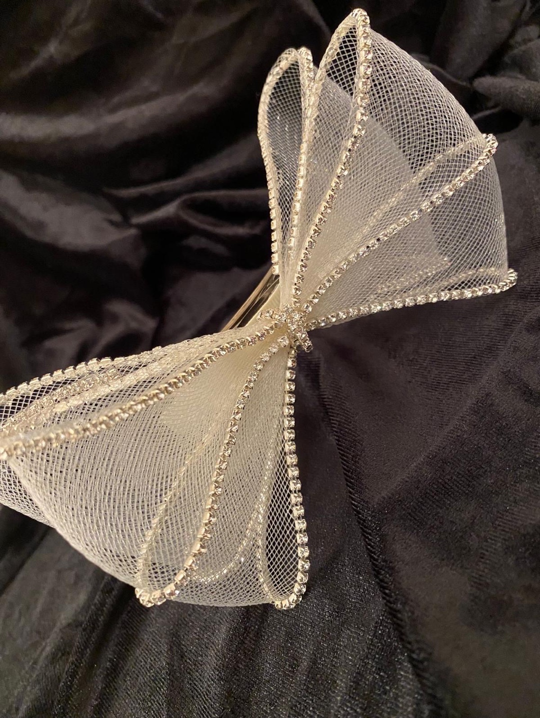 white-bowtie-kristal-tas-isleme-beyaz-tul-fiyonk-toka---sac-aksesuari