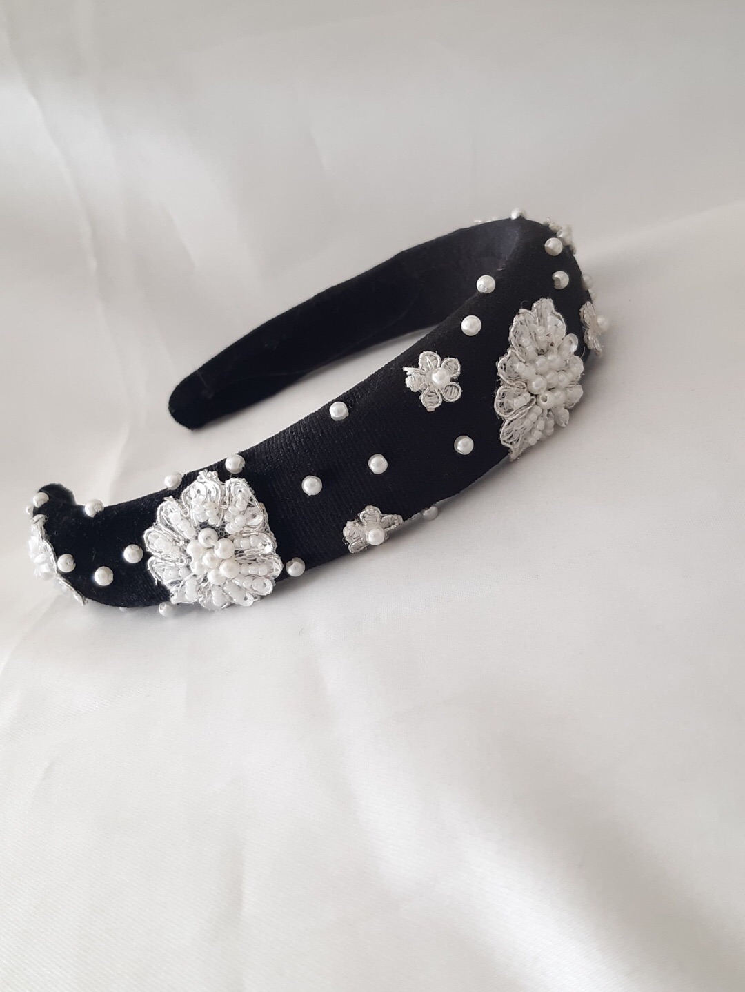 pearl-in-tulles-siyah-inci-islemeli-kadife-tac---sac-aksesuari