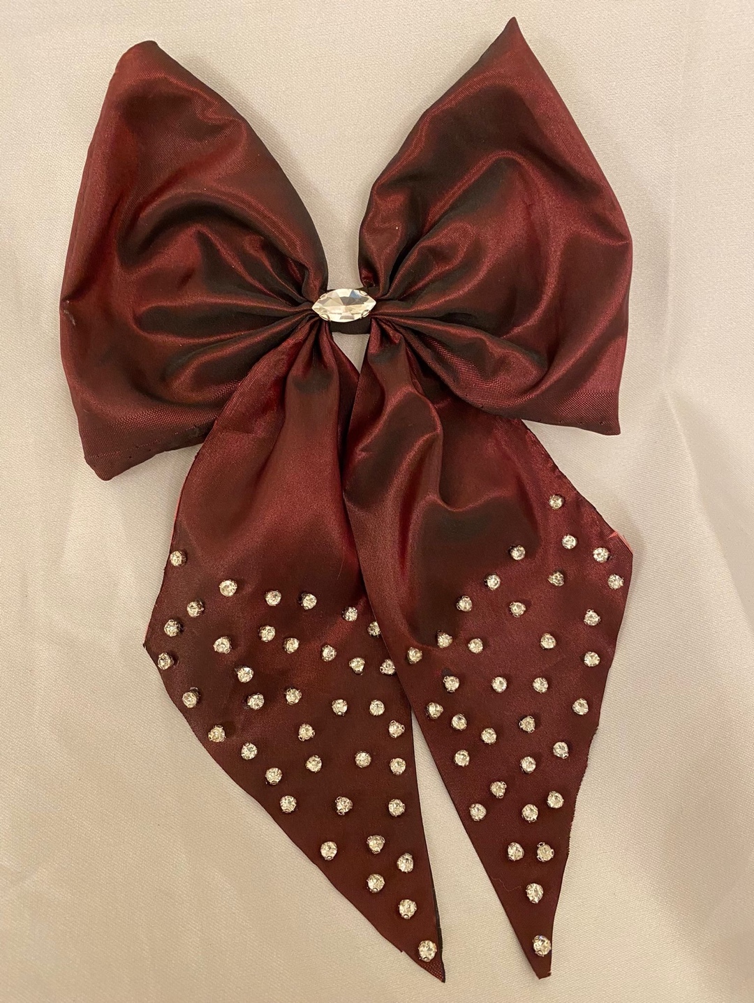 claret-red-satin-kristal-tas-islemeli-kirmizi-saten-fiyonk-toka