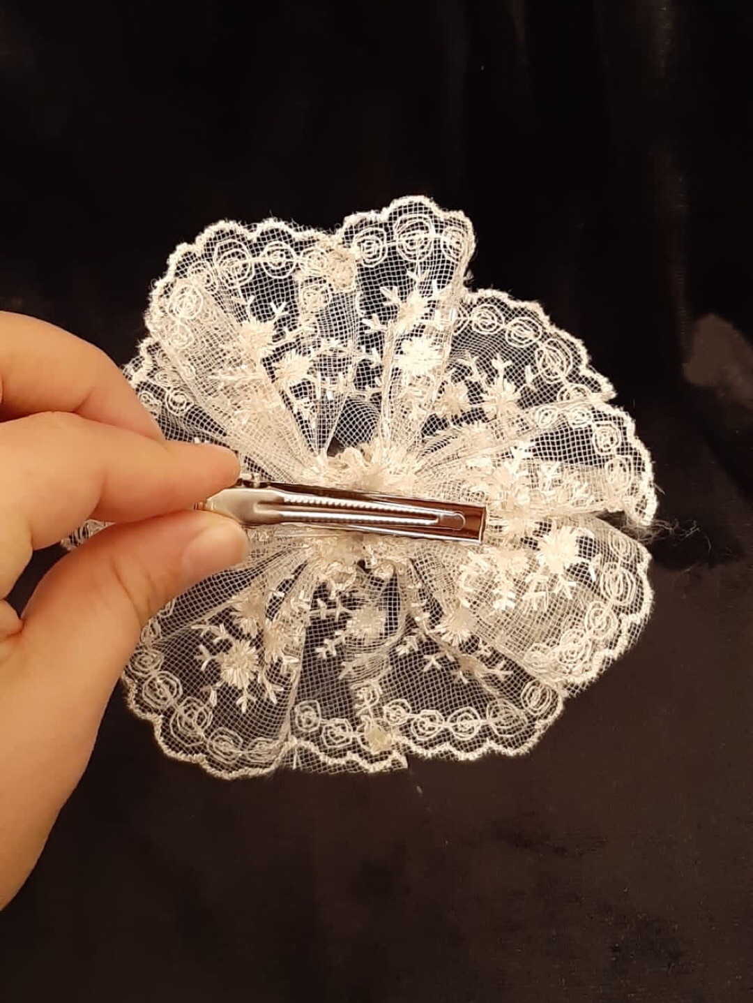 tulle-bowtie-inci-islemeli-desenli-beyaz-tul-fiyonk-toka
