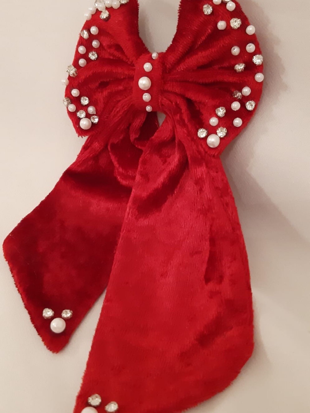 red-bowtie-inci-islemeli-kirmizi-kadife-fiyonk-toka