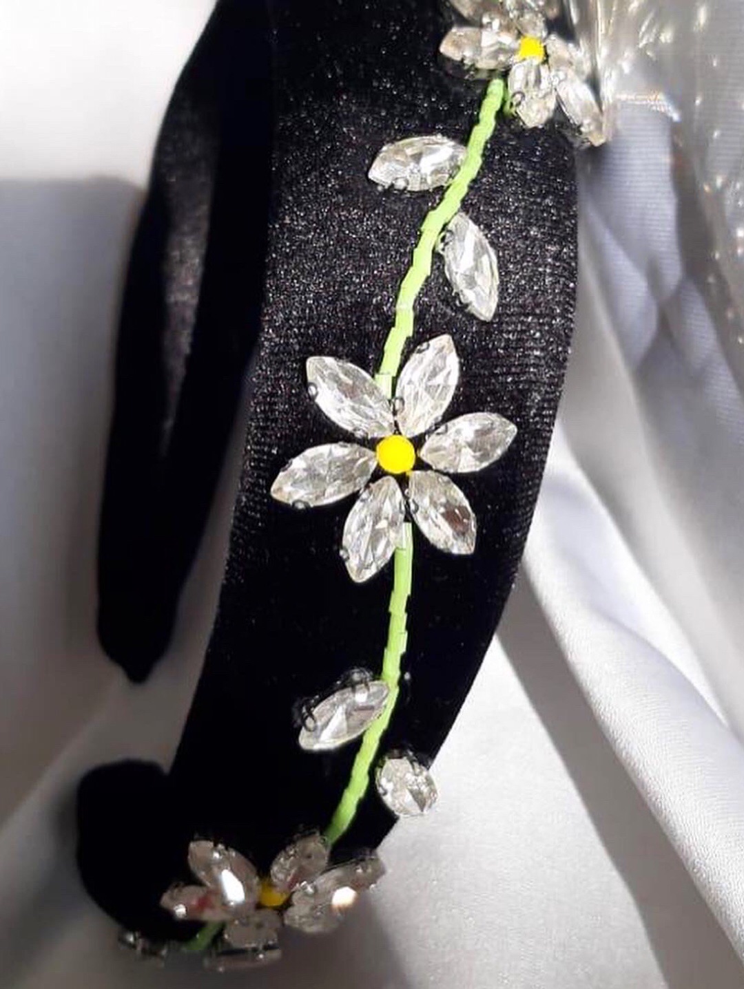 daisy-kristal-tas-islemeli-siyah-papatya-kadife-tac---sac-bandi