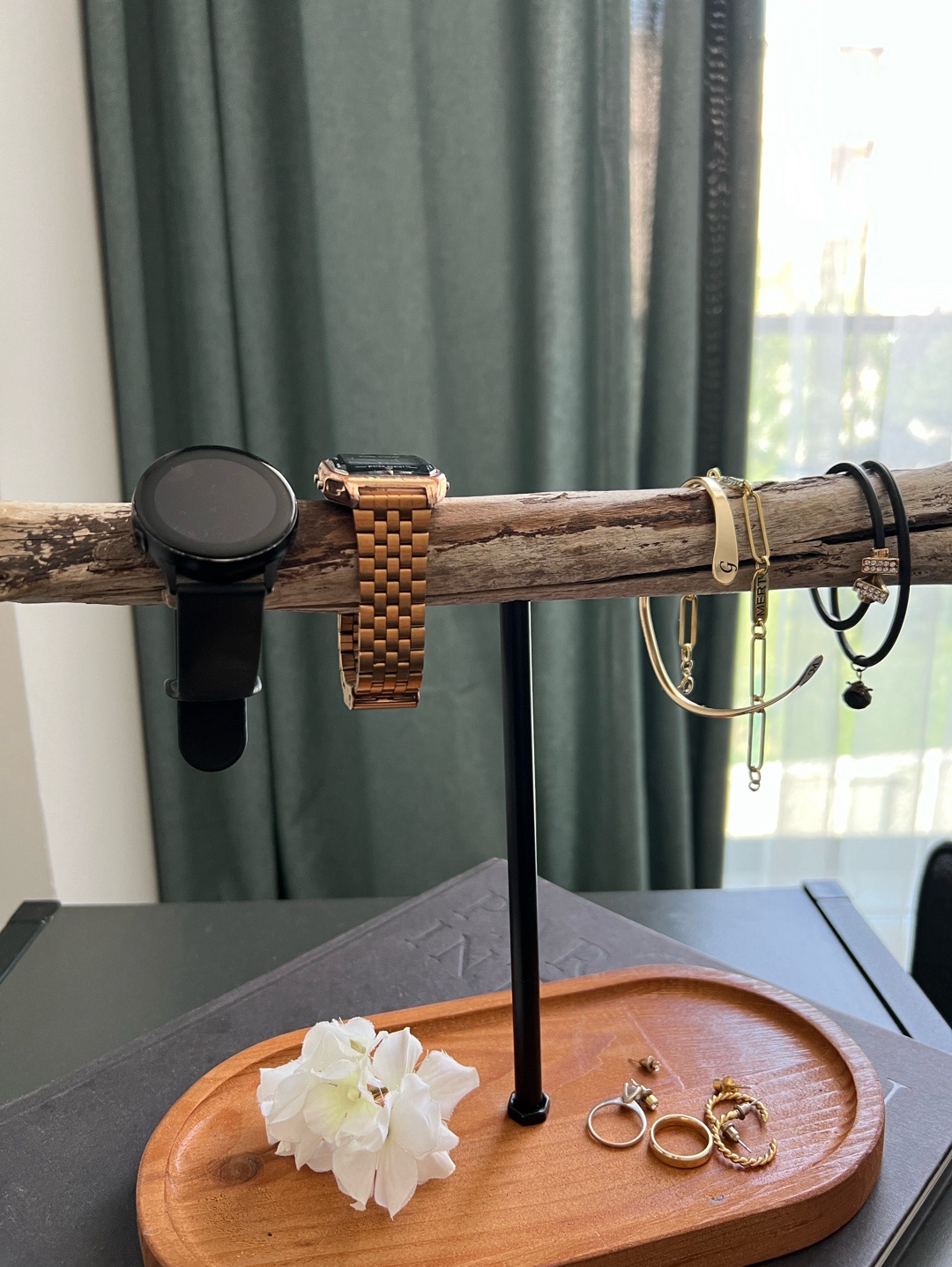 ahsap-taki-tutucu-driftwood-takilik-standi-el-yapimi-takilik-bej