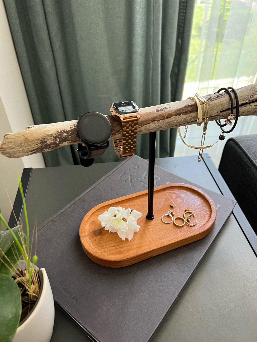 ahsap-taki-tutucu-driftwood-takilik-standi-el-yapimi-takilik-bej