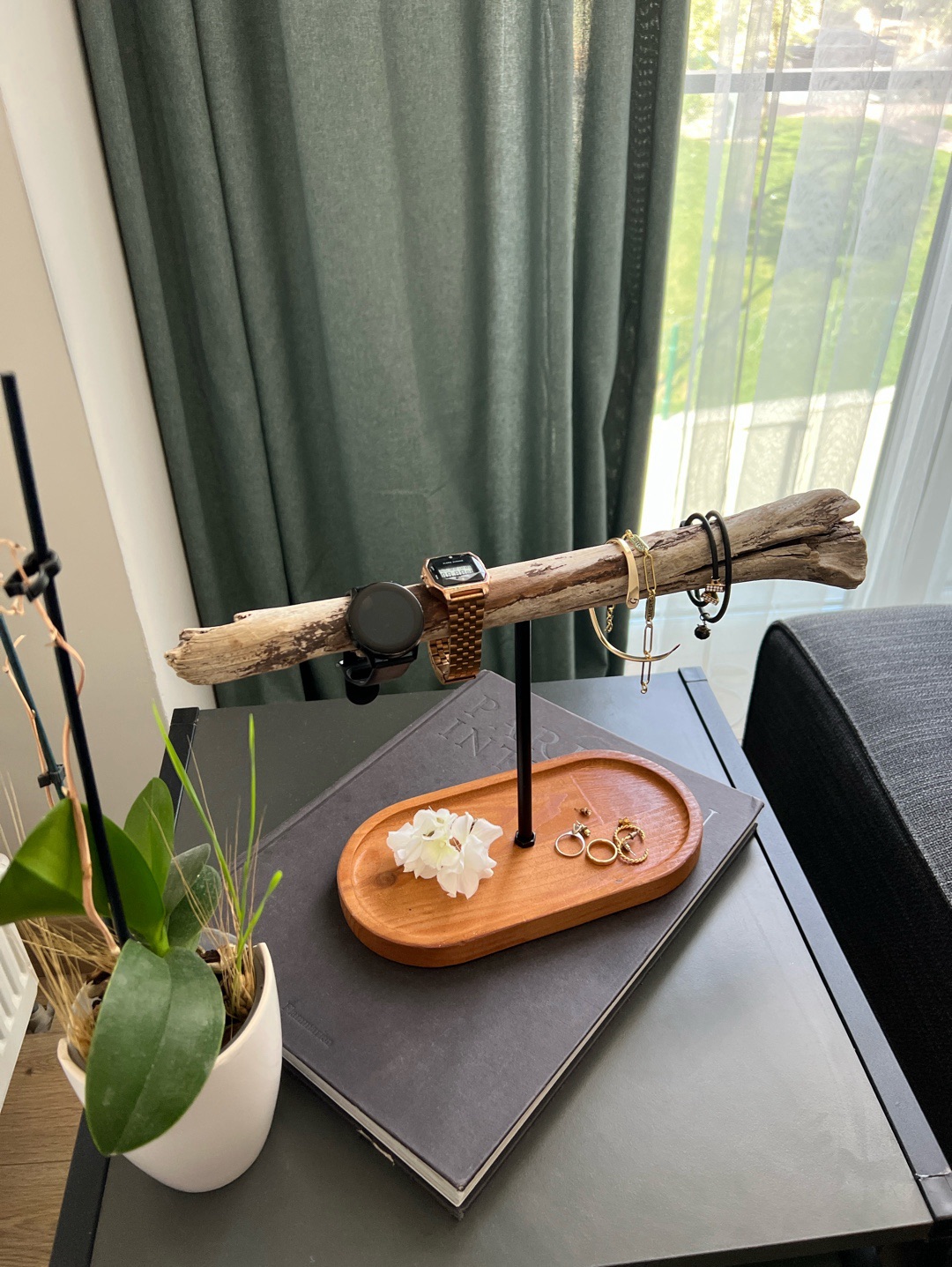 ahsap-taki-tutucu-driftwood-takilik-standi-el-yapimi-takilik-bej