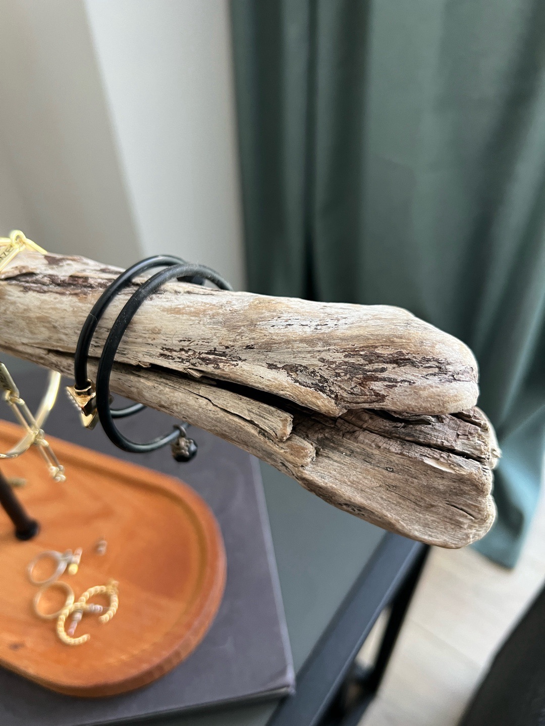 ahsap-taki-tutucu-driftwood-takilik-standi-el-yapimi-takilik-bej