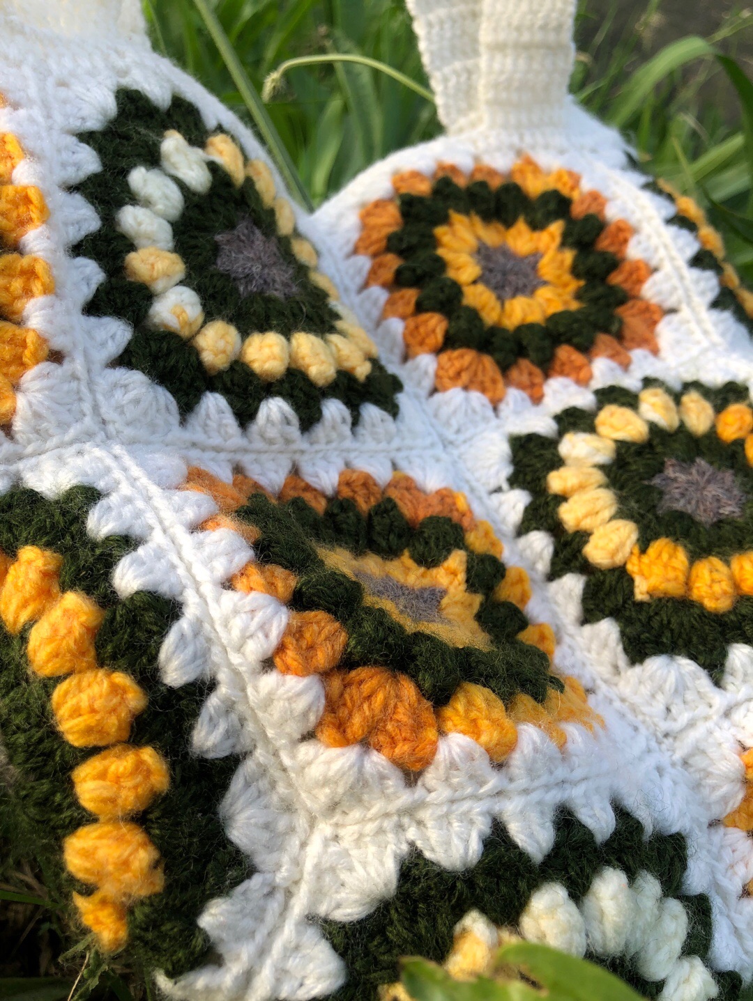 aycicegi-motif-tasarim-el-cantasi-beyaz