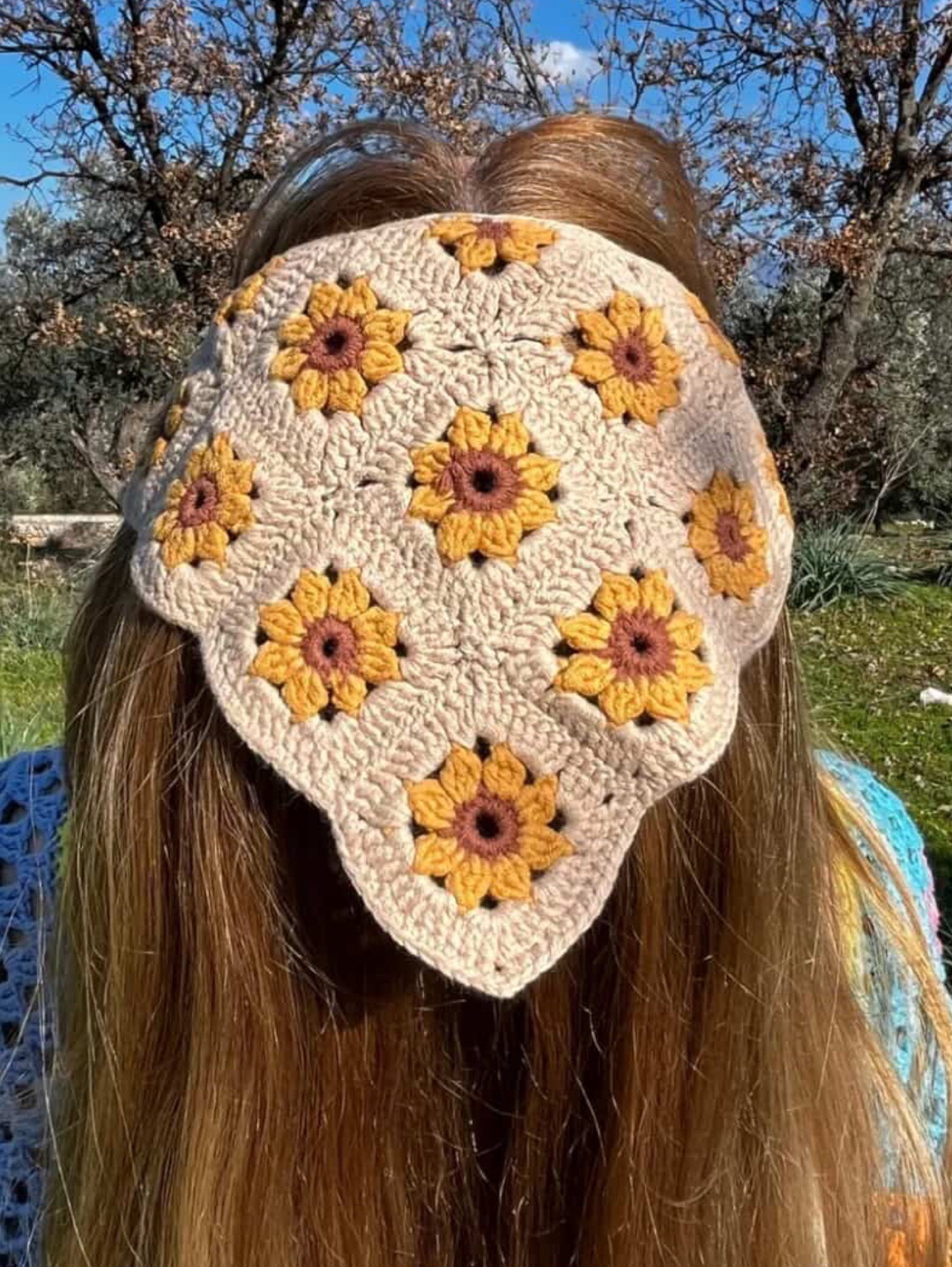 tasarim-orgu-aycicegi-bandana-kum-kahverengisi