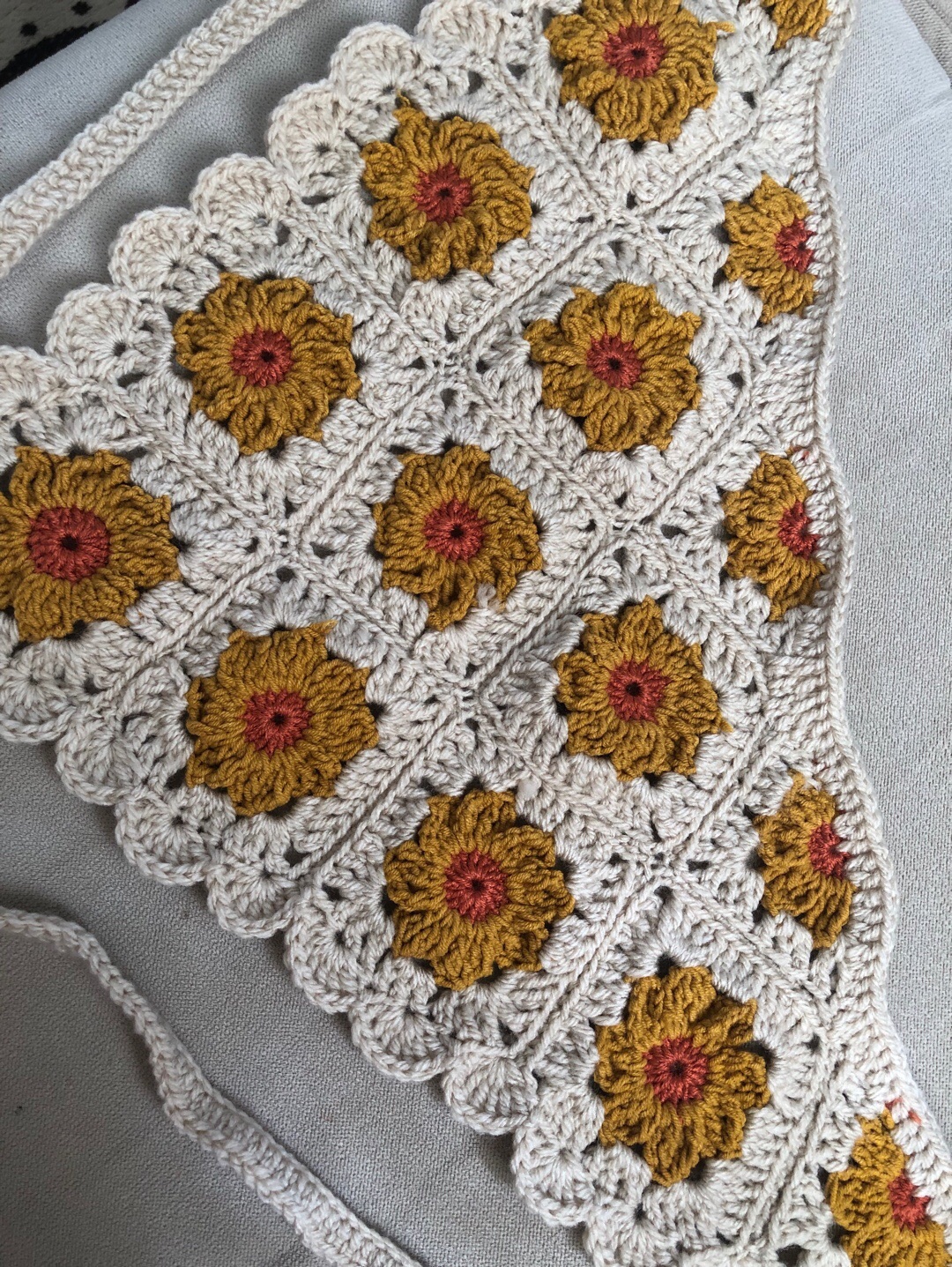 tasarim-orgu-aycicegi-bandana-kum-kahverengisi