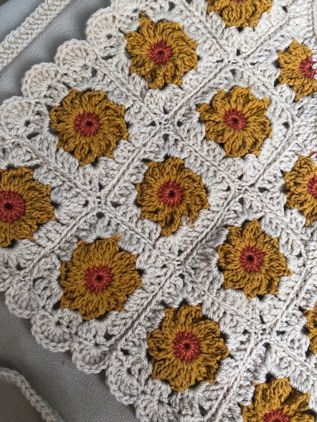 tasarim-orgu-aycicegi-bandana-kum-kahverengisi