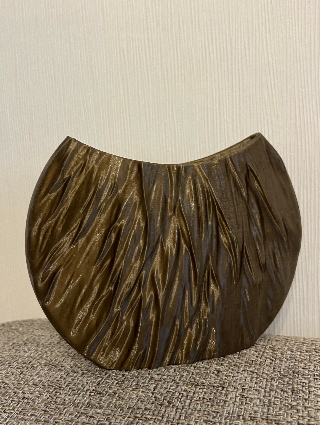 oval-desenli-vazo-3d-bronz-rengi