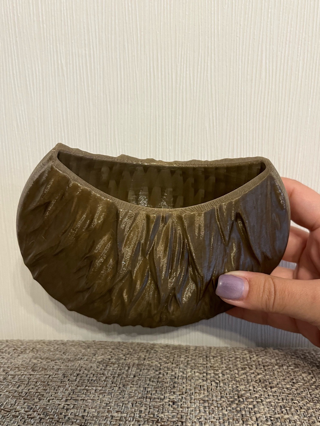 oval-desenli-vazo-3d-bronz-rengi