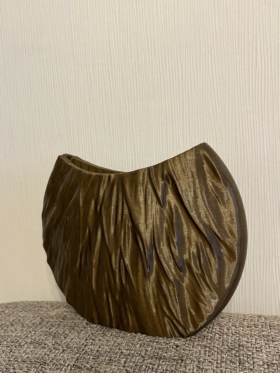 oval-desenli-vazo-3d-bronz-rengi
