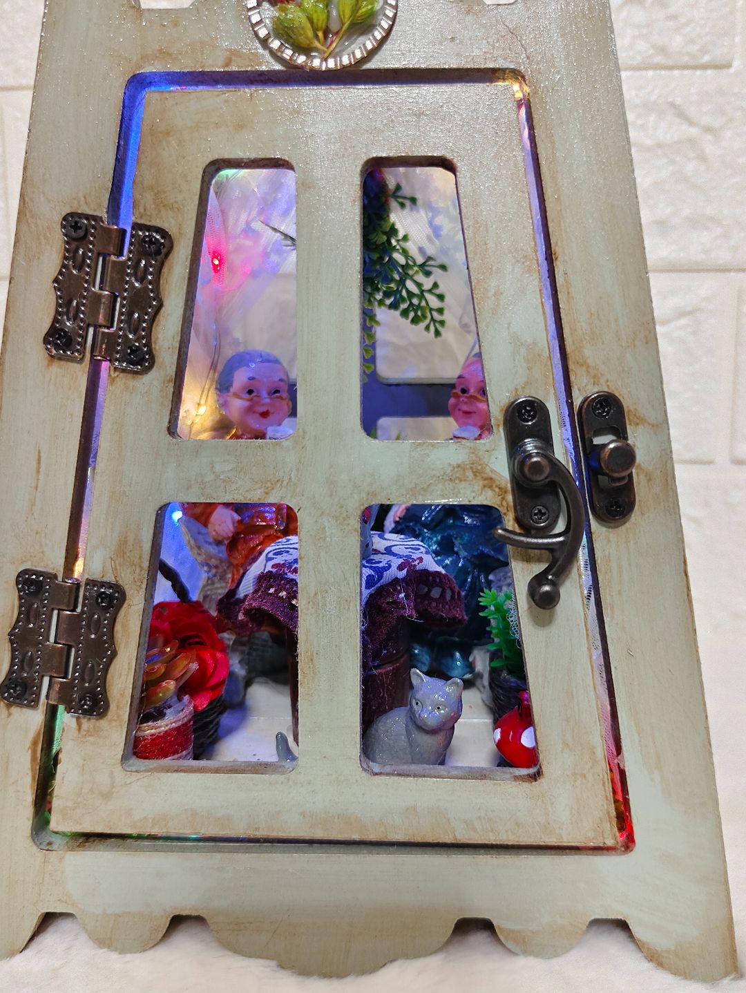 dostluk-feneri-diorama-minyatur-bahce-isikli-ev-dekoru-cok-renkli