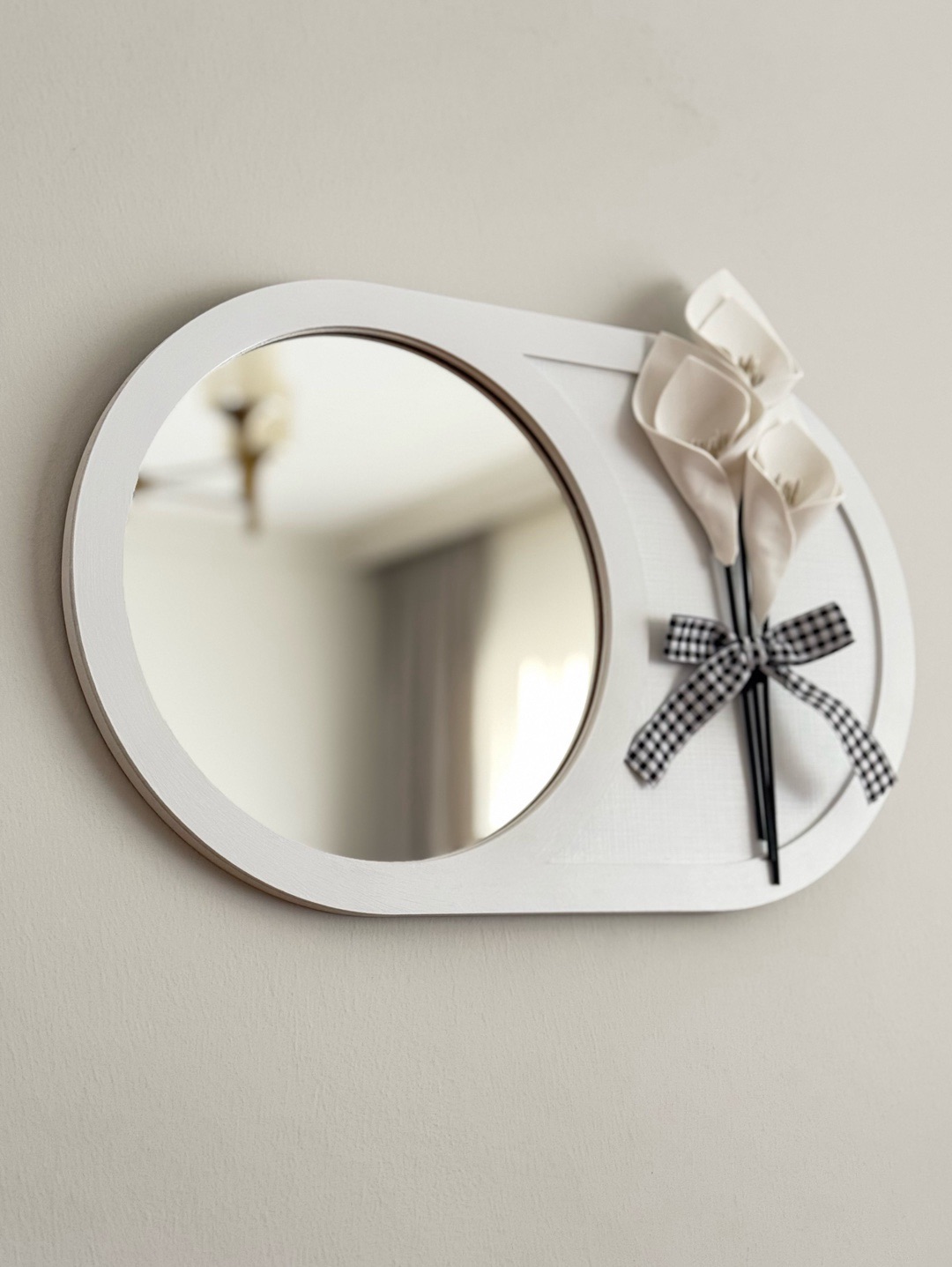 el-yapimi-cicek-detayli-minimal-duvar-ayna-beyaz