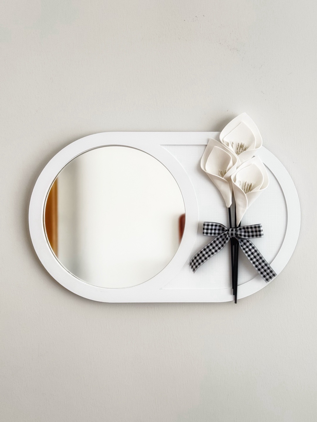 el-yapimi-cicek-detayli-minimal-duvar-ayna-beyaz