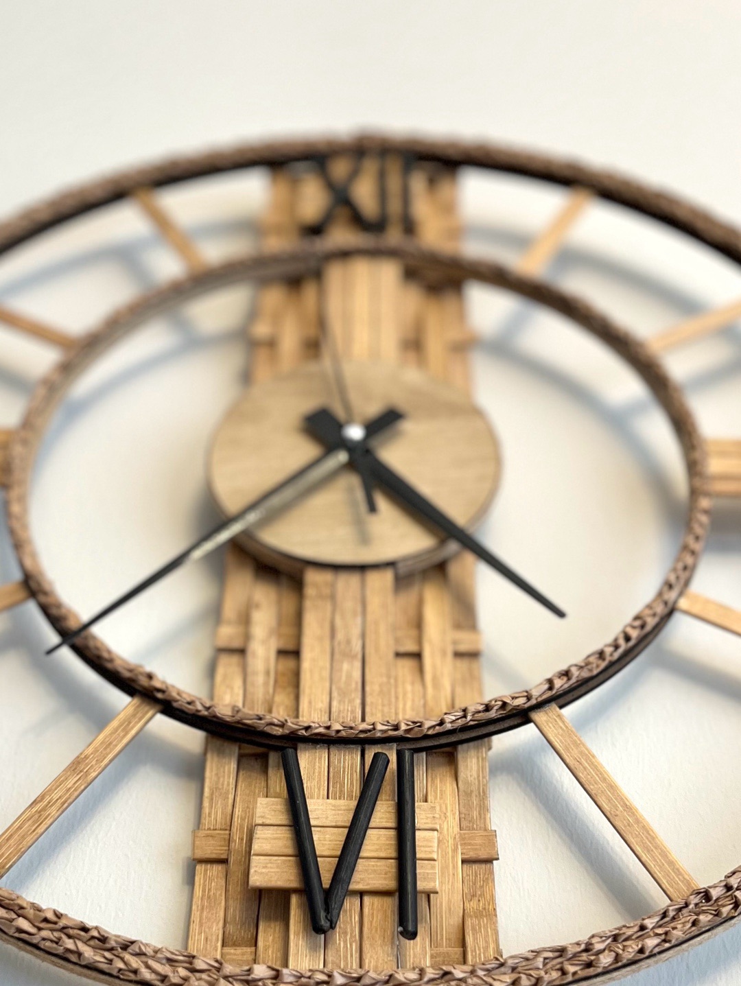 40-cm-el-yapimi-roma-rakamli-bambu-rattan-saat-kahverengi