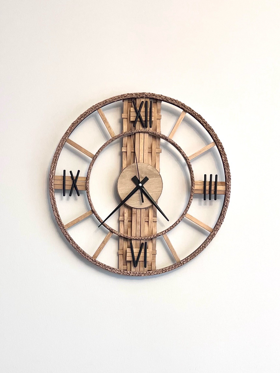 40-cm-el-yapimi-roma-rakamli-bambu-rattan-saat-kahverengi